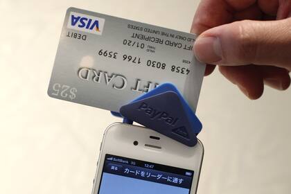 PayPal Here permite convertir a un teléfono móvil en un lector de tarjetas de crédito, un mecanismo que ya había implementado ede forma previa Square, el emprendimiento del cofundador de Twitter Jack Dorsey