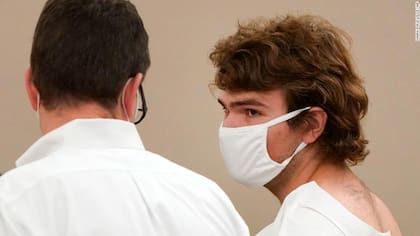 Payton Gendron habla con su abogado durante su lectura de cargos en la corte de la ciudad de Buffalo ayer