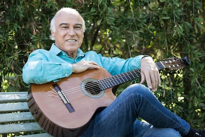 Paz Martínez con la guitarra que lo acompaña desde hace décadas