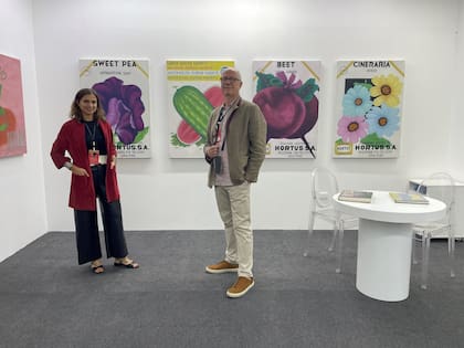 Paz Lucero y Mauro Herlitzka con el homenaje que la galería Herlitzka & Co. le dedica a la peruana Cristina Portocarrero