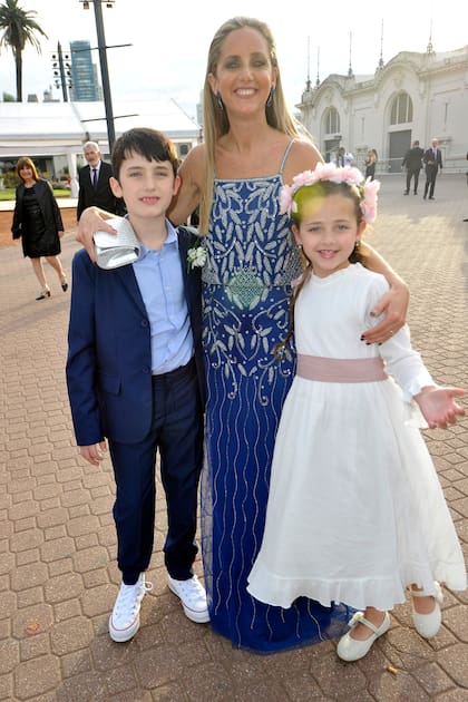 Paz Ludueña con sus hijos, Juan Bautista y Juana, que es ahijada de Belén.