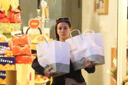 Un changuito para Eva Longoria: la actriz fue a hacer las compras y cargó tanto las bolsas que salió con miedo de que se les desfondaran en el medio de la calle