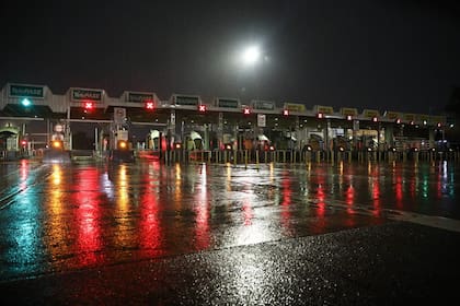 Peaje en la autopista Perito Moreno, cerca de Parque Avellaneda. Totalmente liberado: 23:30 del viernes, minutos antes de la entrada en vigencia del decreto que ordena el confinamiento