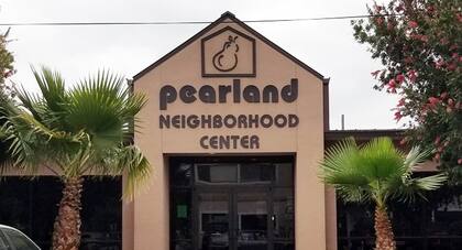 Pearland Neighborhood Center es un centro comunitario que ofrece diversos programas de asistencia