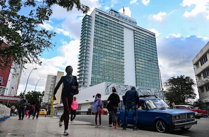 Peatones caminan frente al Hotel Habana Libre, antes conocido como Havana Hilton, en La Habana