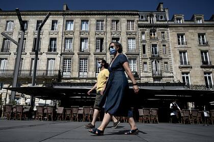 Peatones con mascarillas debido a la pademia de coronavirus caminan en Burdeos, suroeste de Francia, el 14 de septiembre de 2020