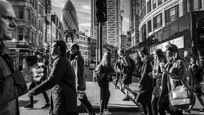 Peatones cruzan la calle en la City de Londres