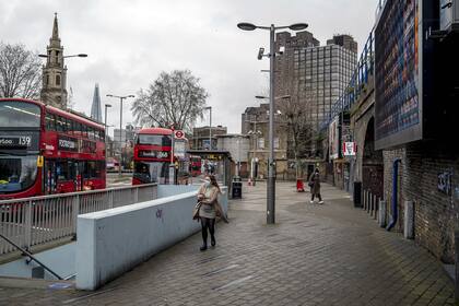 Peatones en Londres el martes 5 de enero de 2021, el primer día del tercer cierre de Gran Bretaña