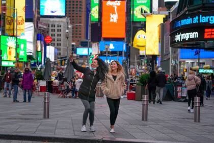 Peatones posan para fotos en Times Square
