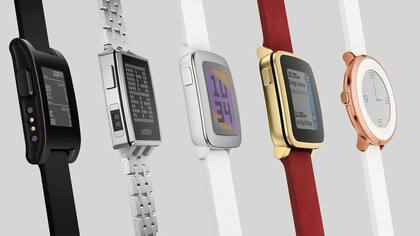 Pebble entró en el mercado de los relojes inteligentes en 2012; su fuerte estaba en la autonomía y la cantidad de aplicaciones disponibles para la plataforma