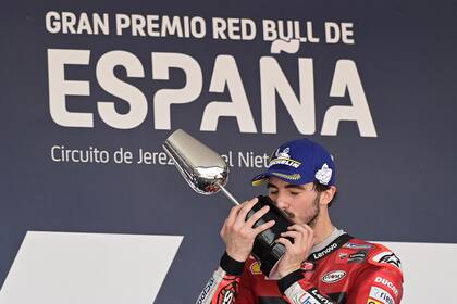 Pecco Bagnaia firmó el primer triunfo para el equipo oficial Ducati en 2022; la marca italiana ya había festejado con Enea Bastianini, del Gressini Racing en Doha y en Austin