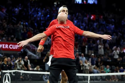 Pechito con pechito: Cerúndolo celebra con André Agassi en la Laver Cup