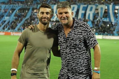 Pechito López, declarado simpatizante de Belgrano, recibiendo el homenaje, antes de un partido