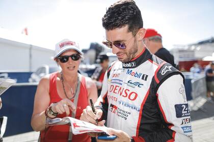 Pechito López firma autógrafos. En su primera experiencia en Le Mans no llegó al podio