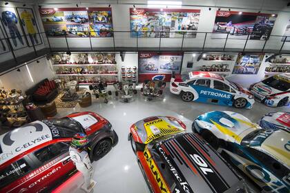 Pechito López. Todavía en actividad, el cordobés tiene su refugio histórico en Río Tercero, donde están los autos que usó en el país y en el WTCC