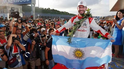 Pechito posa con la bandera argentina