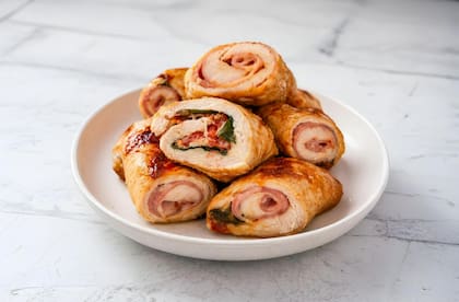 Pechugas rellenas con jamón, queso y tomate