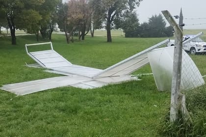 Pedazos de estructura volados