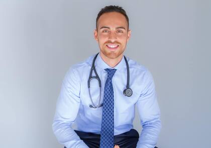 Pedi Mirdamadi es un médico naturópata que atiende en el Oasis Health and Medicine, localizado en San Diego