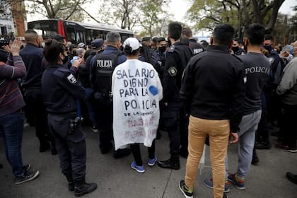 Pedido de mejora salarial para la policía bonaerense, frente a la quinta de Olivos