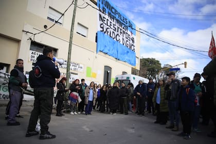 Pedido por mejoras salariales cerca de la intendencia de La Matanza