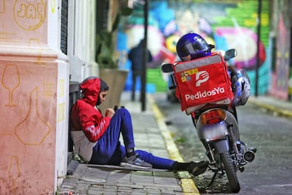 Un mensajero de Pedidos Ya en las calles de Buenos Aires