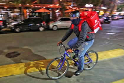PedidosYa ingresó al segmento de la logística para enviar los pedidos en 2017; sus mensajeros viajan en moto o bicicleta