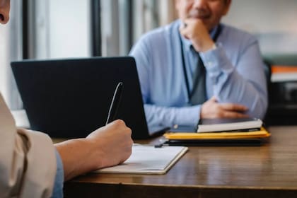 Pedir un aumento de sueldo puede llevar una larga conversación, por ello es importante planearla antes (Foto Instagram Pexels)