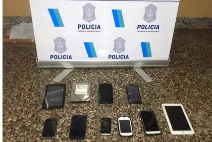 Los teléfonos celulares secuestrados en poder del sospechoso