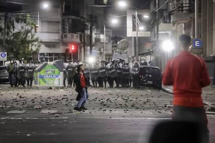 Pedradas y barrera policial, postal de la violencia en Avellaneda.