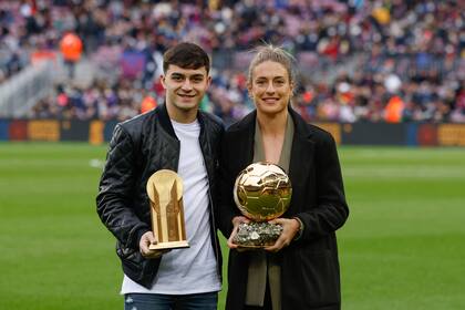 Pedri y Alexia Putellas del FC Barcelona posa para la foto con el trofeo golden boy y women ballon d'or durante el partido de La Liga entre el FC Barcelona y el Betis en el estadio Camp Nou.