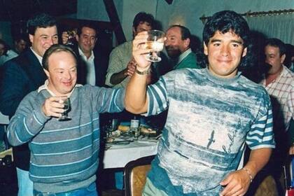 Pedrito Brendel y Diego cuando estaba suspendido por doping y no podía jugar ni siquiera partidos a beneficio. Se rebeló y decidió jugar para colaborar con lo que sería el “Centro de Día Caminemos Juntos de Tres Arroyos”, un centro de ayuda a discapacitados