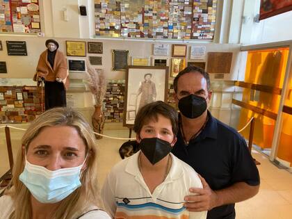 Pedrito Heguy y su familia, en la Villa Cura Brochero, donde acudieron para agradecer