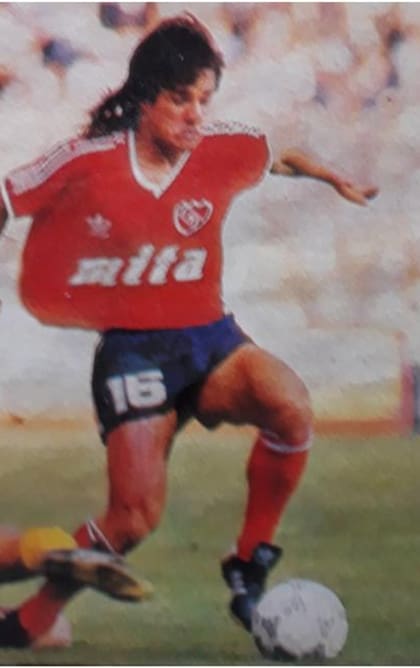 "Pedrito" Massacessi encarando con la pelota en Independiente, donde ingresaba mayormente desde el banco de suplentes