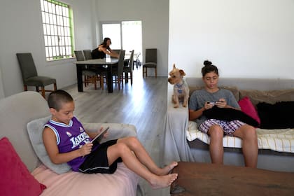Pedro (8) solo utiliza el celular y la tablet en casa, para jugar y ver videos; Marcos (12) lo lleva al colegio y lo usa como billetera virtual