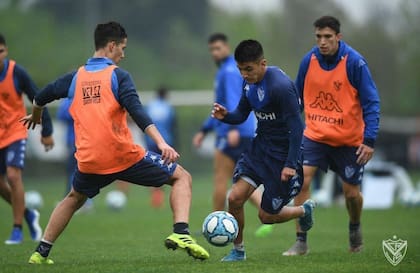 Pedro Ablanedo marcando al futuro campeón del mundo, Thiago Almada, en Vélez