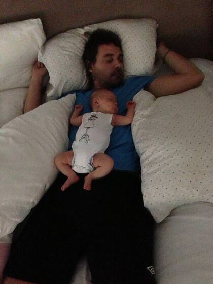 Pedro Alfonso, con Olivia, descansando.