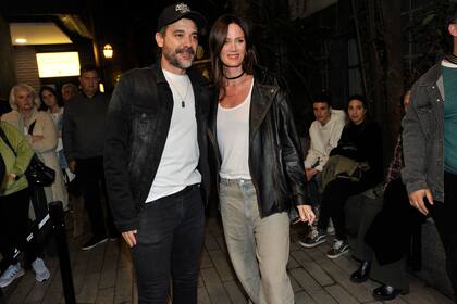 Pedro Alfonso y Paula Chaves dejaron a los chicos en casa para disfrutar de una noche de teatro en pareja. Para la ocasión eligieron un look combinado tan cómodo como canchero: jeans, camiseta de algodón y campera de jean o cuero