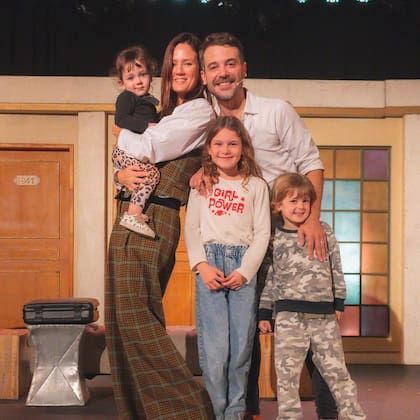 Pedro Alfonso y Paula Chaves junto a sus tres hijos, Olivia, Baltazar y Filipa. Foto/Instagram: @pedroalfonsoo