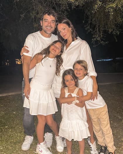 Pedro Alfonso y Paula Chaves junto a sus tres hijos, Olivia, Filipa y Baltazar (Foto: Instagram @chavespauok)