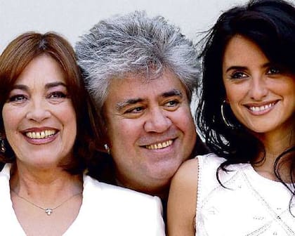 Pedro Almodóvar, junto a Carmen Maura y Penélope Cruz, las protagonistas de su film Volver
