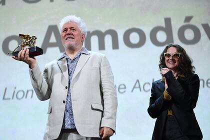 Pedro Almodóvar posa con su León de Oro a la trayectoria junto a Lucrecia Martel, presidenta del jurado de la competencia principal del 76° Festival de Cine de Venecia, en 2019