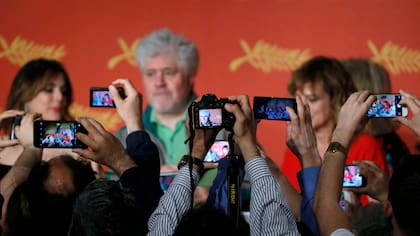 Pedro Almodóvar requerido por la prensa, tanto por su película como por su vinculación con los Panamá Papers