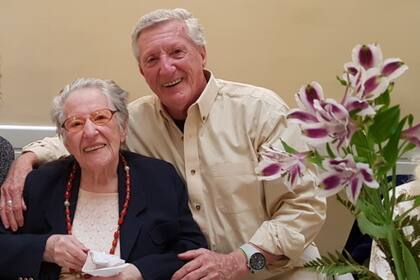 Pedro apenas pudo ver a su madre ayer a través de una puerta de vidrio, y alcanzó a saludarla con la mano