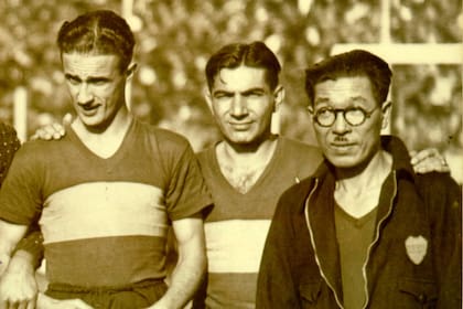 Pedro Arico Suárez, con la camiseta de Boca, entre José Manuel Mesa y Janei Kains, el masajista japonés que tenía el plantel en 1938