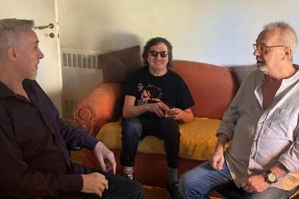 Pedro Aznar, Charly García y David Lebón a comienzos de este año, cuando escucharon juntos la edición remasterizada de La grasa de las capitales, de Serú Girán