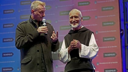 Pedro Aznar con David Steindl-Rast, anoche, frente a una sala colmada