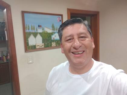 Pedro Barrios, con un cuadro pintado por su hija cuando tenía 10 años