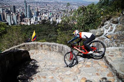 Pedro Burns realiza una maniobra en una escalera durante la carrera Red Bull Monserrate Cerro Abajo