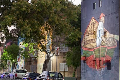 'Pedro canoero' en uno de los murales sobre la calle Chaco.
